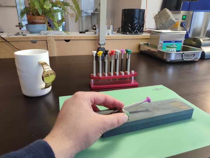 Les tournevis affûtés avant le remontage, pour ne marquer aucune vis.