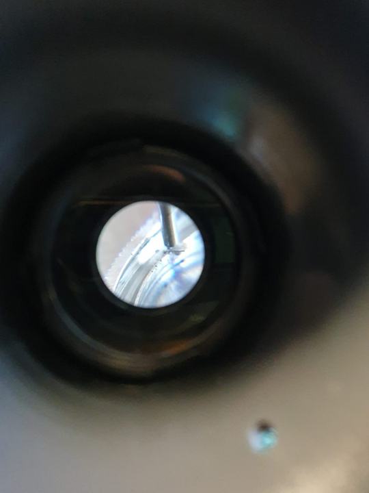 À la loupe, pendant l'ajustage.