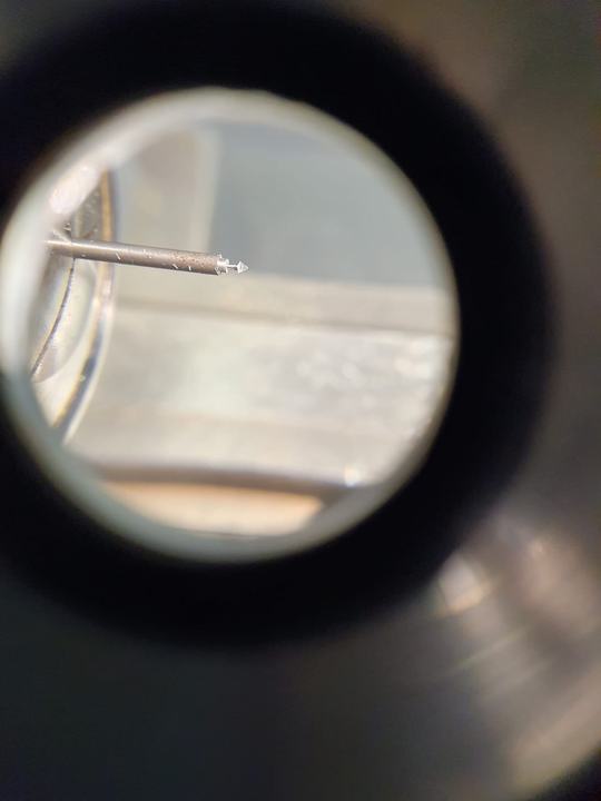 La pointe en acier, à la loupe.