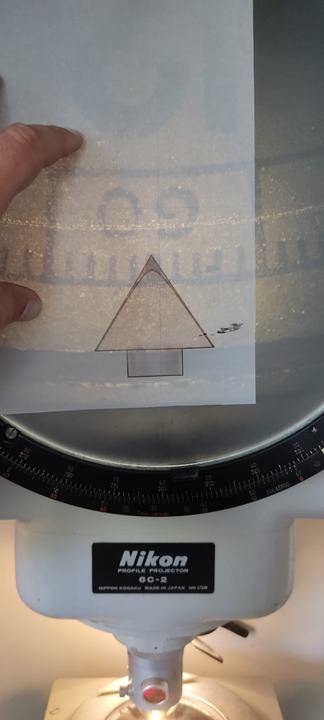 Contrôlée au projecteur de profil, sur le dessin.