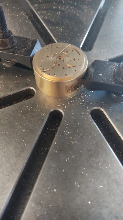 Les trous des pivots d'abord, puis la forme des ponts.