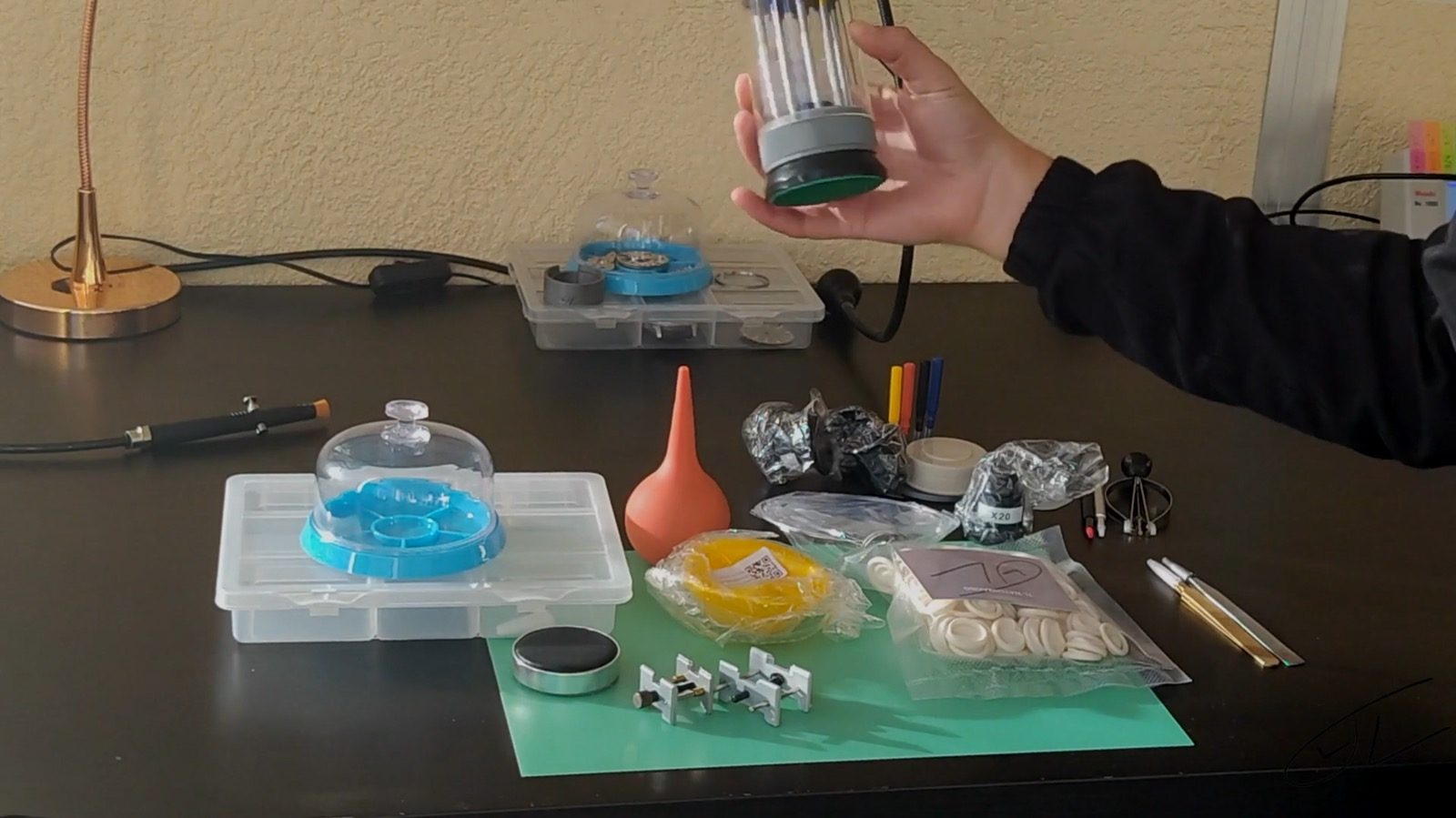 Les outils du kit sur l'établi